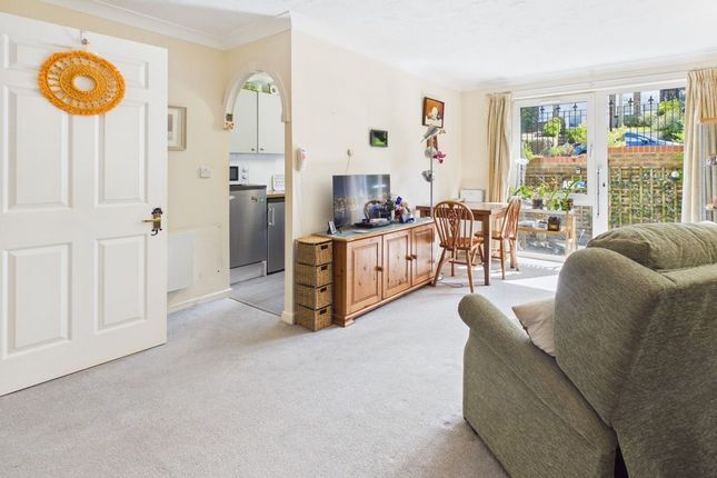 12a Valley Court, Beechwood Gardens, Caterham photo 2