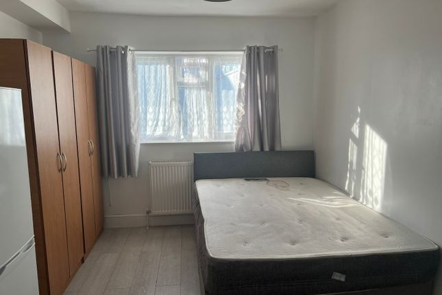 Room to rent in Oakleigh Avenue, Edgware