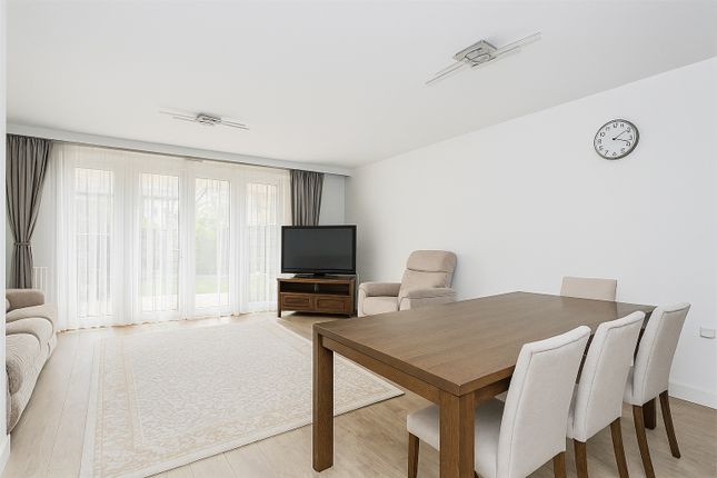19, Little Pithfield, Haywards Heath photo 3