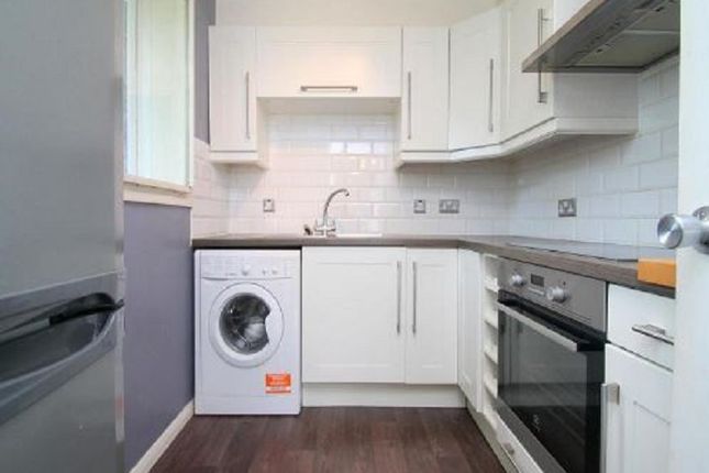 21, Fairbairn Close, Purley photo 2