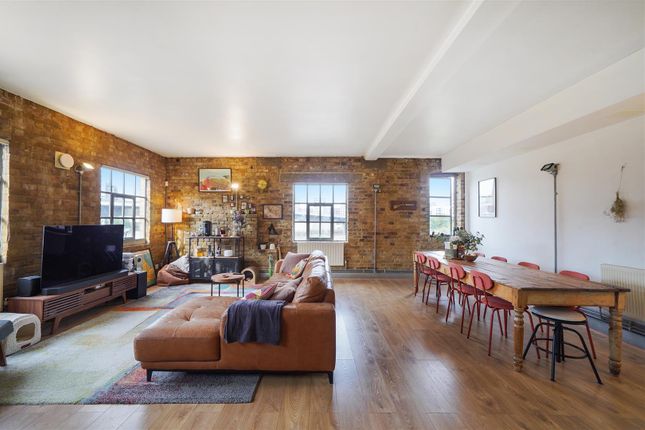 Thumbnail Flat for sale in Orchard Place, London