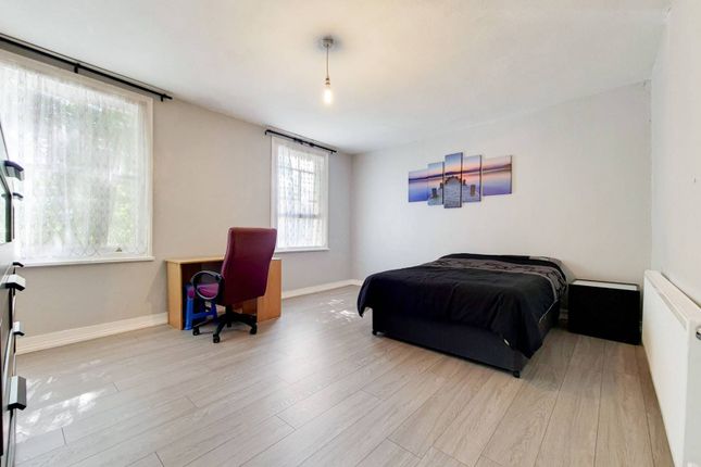 Flat to rent in City Road, Angel, London