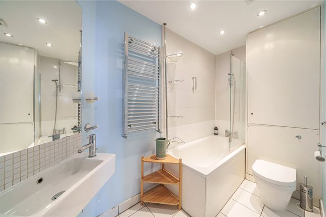 Flat for sale in Woodbourne Avenue, London