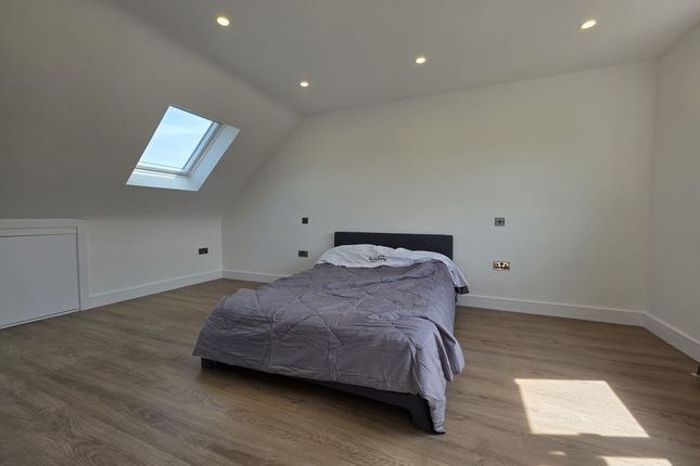 44, Avenue Gardens, Horley photo 5