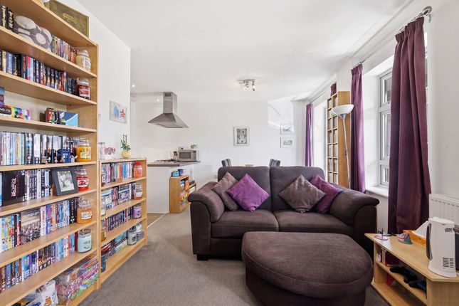 Flat 6, London photo 2