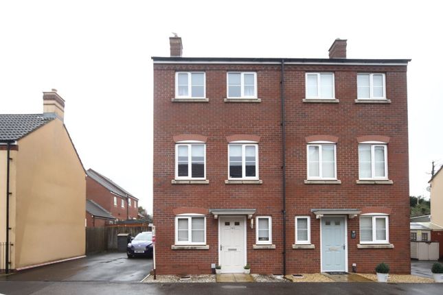 4-bed house on 140, Grove Gate, Taunton, £300,000