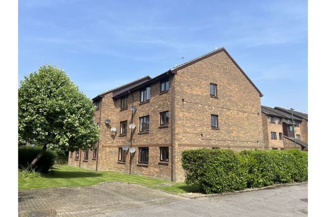 Thumbnail Flat for sale in Newbridge Close, Horsham