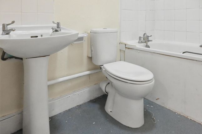 158 Flat 2, Bedford Hill, London photo 5