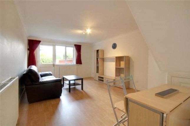 34, Nightingale Shott, Surrey photo 3