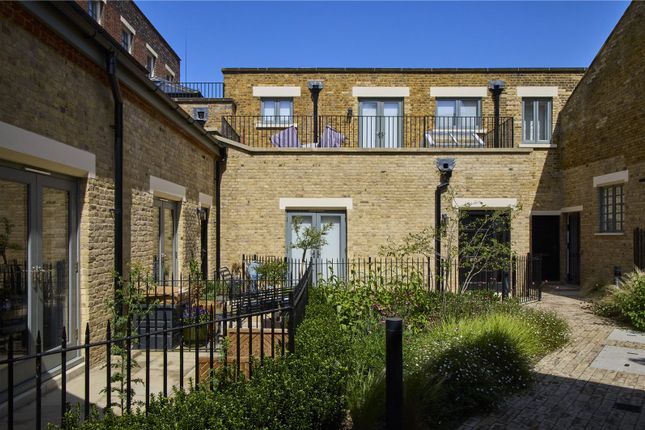 TE102,, The 1840, St. George's Gardens, London photo 2