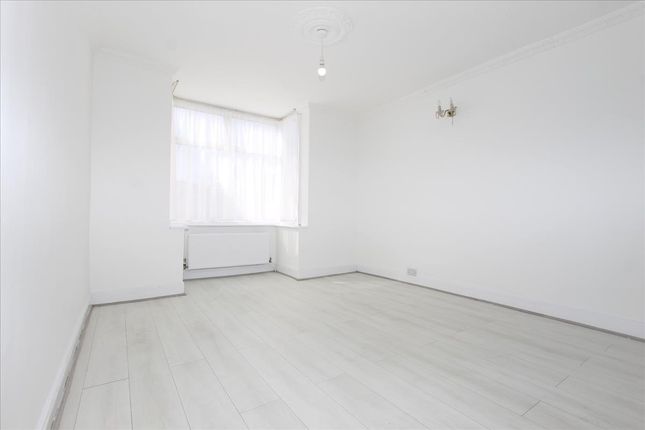 204, Bounces Road, London photo 2