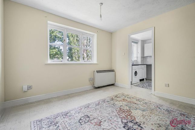 81, Cherry Blossom Close, London photo 4