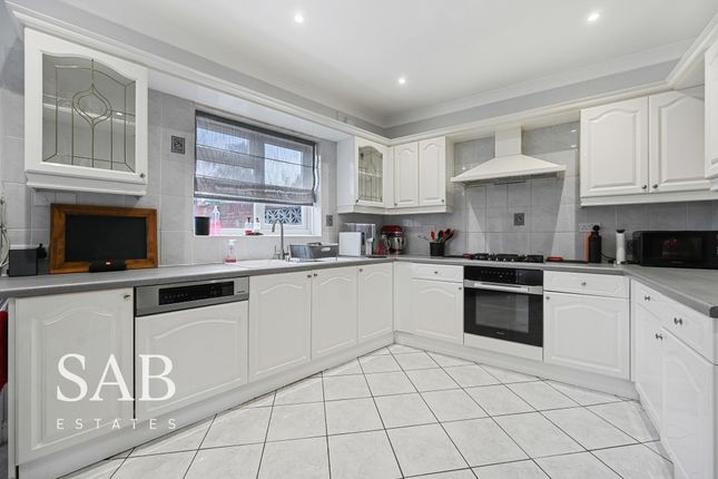 19 Woodstock Avenue, Southall photo 3