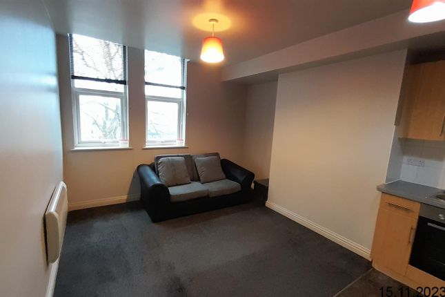 Flat to rent in College Grove View, Wakefield