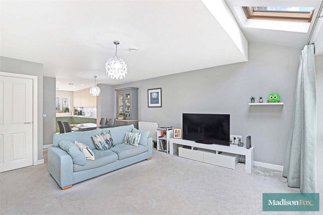14, Becket Close, Woodford Green photo 4