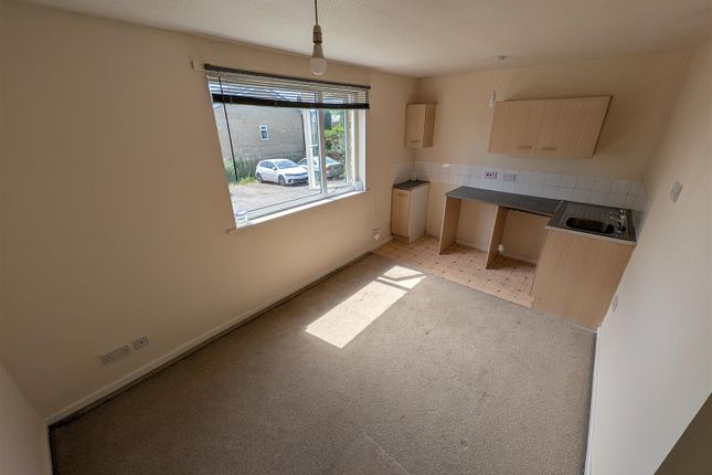 19, Acaster Drive, Bradford photo 2