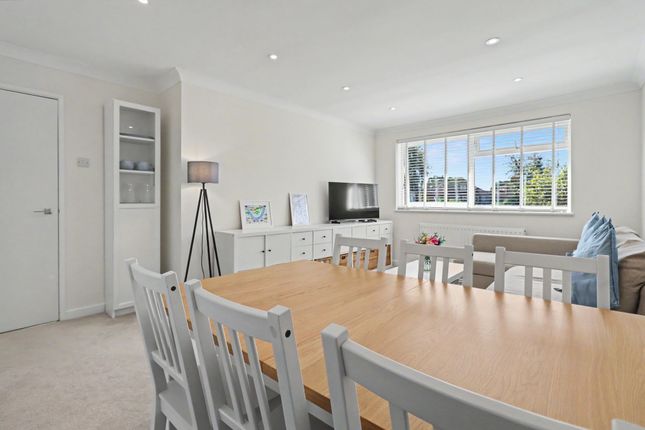 52 Warwick Gardens, Thames Ditton photo 4