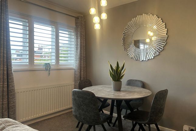 112, Yorkdale, Oldham photo 4