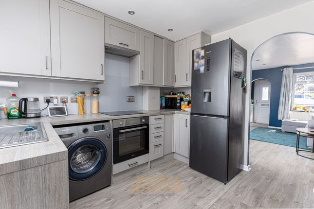 5 Millais Close, Crawley photo 2