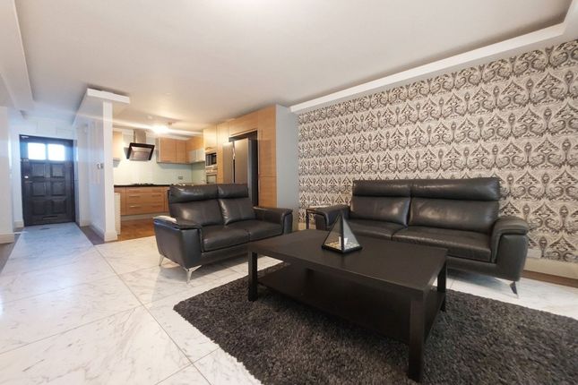 4 Elsinore Gardens, London photo 3