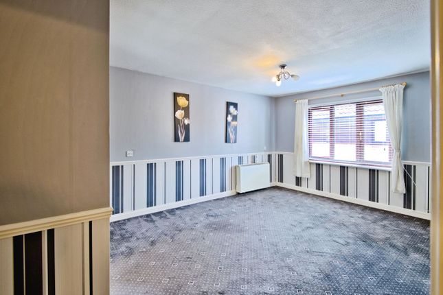 28, Wickford Avenue, Basildon photo 3