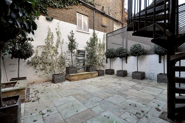 Duplex to rent in Stafford Terrace, London