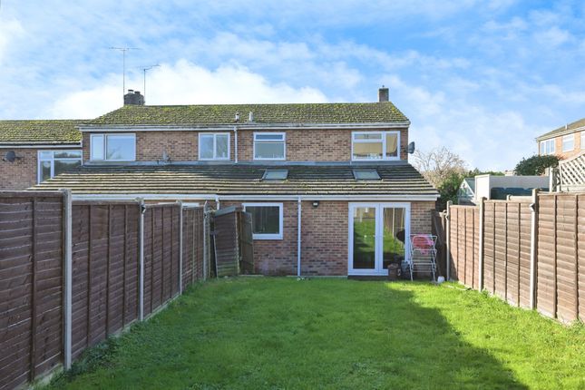 25, Whiteley Close, WARE photo 2
