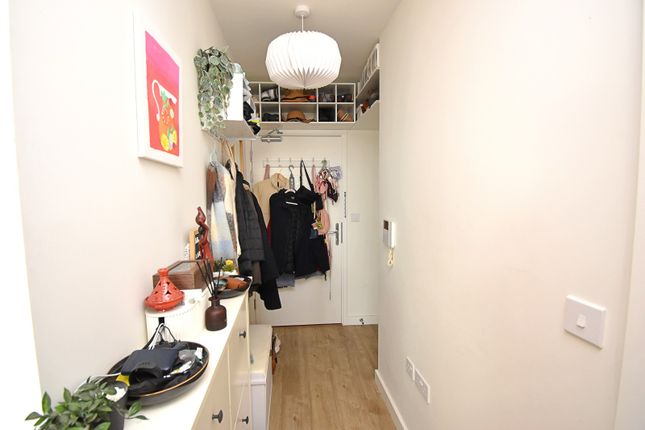 58, Merriam Close, London photo 4