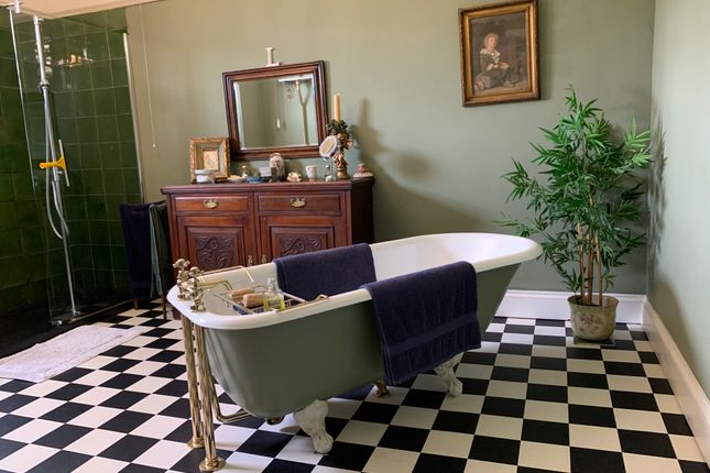 Croft House - Main Bathroom
