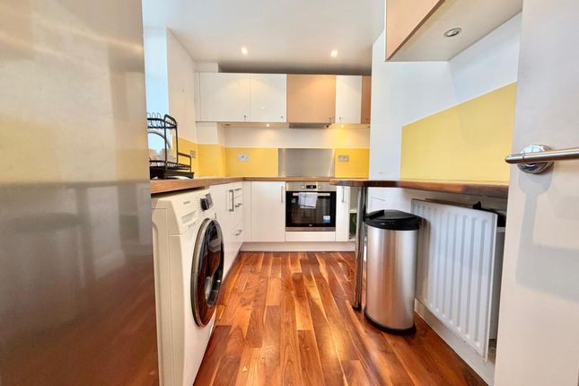 Juno Court  Caldwell Street, LONDON photo 3