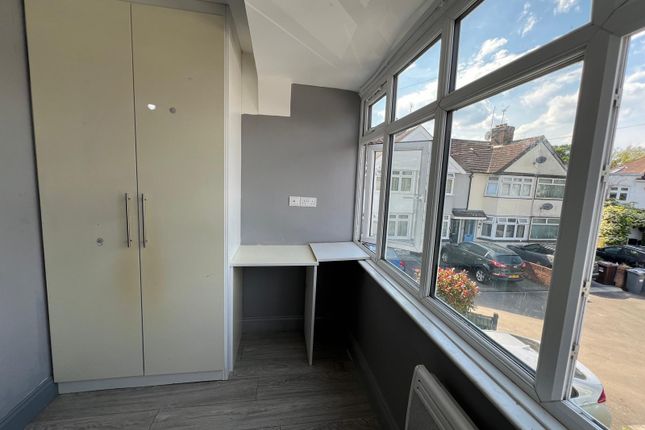 Fernside Avenue, Feltham, London photo 4