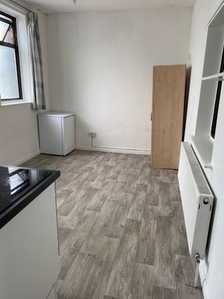 Flat to rent in Halls Terrace, Uxbridge