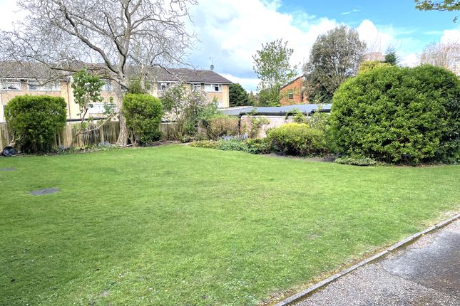Flat for sale in Christchurch Park, Sutton