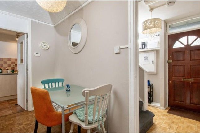 Flat 70, St. Aubins Court, London photo 3