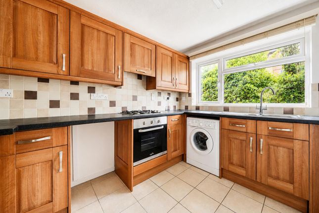 Flat 2, Sycamore Court, 54 Harvey Road, Guildford photo 4