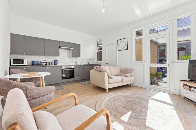 218, Westborough Road, Westcliff-on-sea photo 2