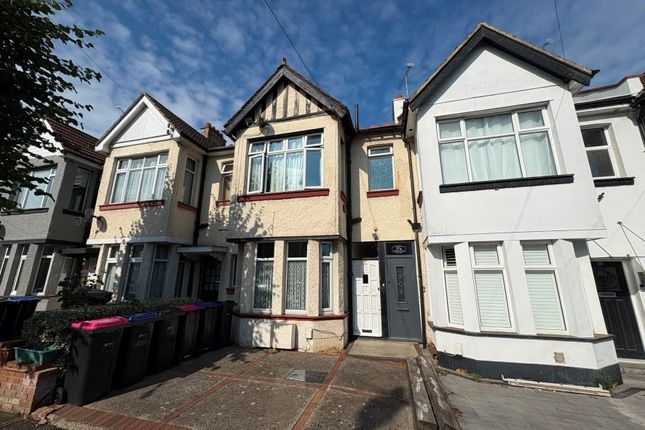 1-bed flat on 37 Fairmead Avenue, Westcliff-On-Sea, £85,000