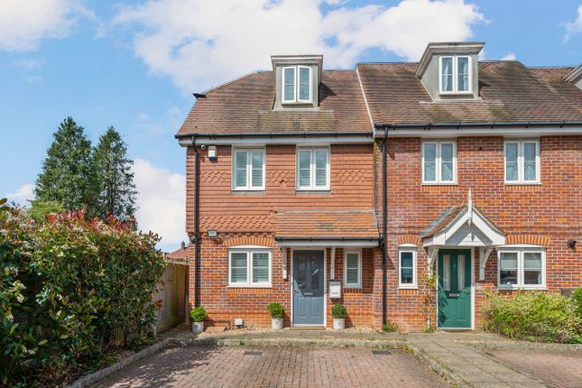 Thumbnail Town house for sale in Foxhollow Close, Walton-On-Thames