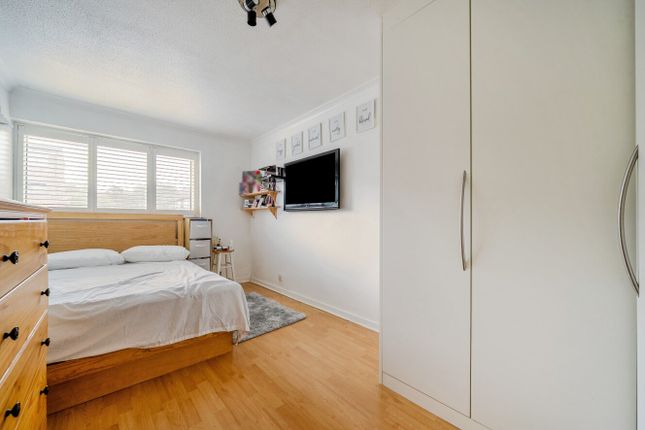 3, Bridgewood Close, London photo 4
