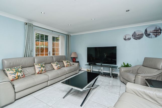 5, Shilburn Way, Woking photo 2