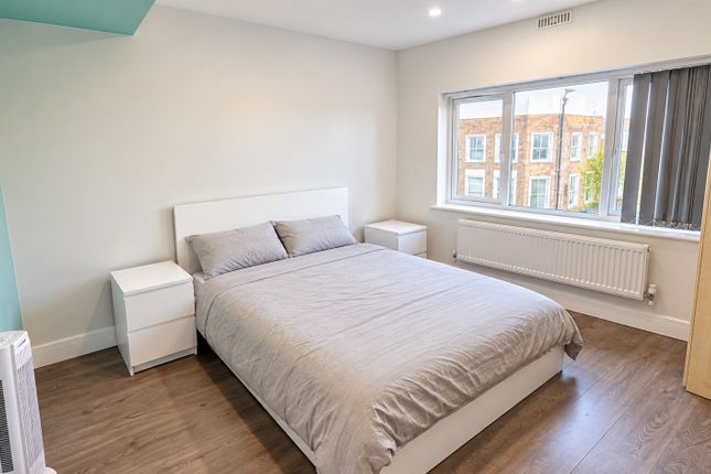 Flat 3, QC, Queens Crescent, London photo 3
