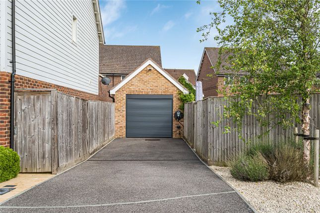 4, White Close, Surrey photo 2