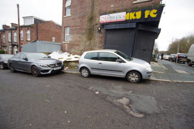 Commercial property to let in Keighley Road, Bradford