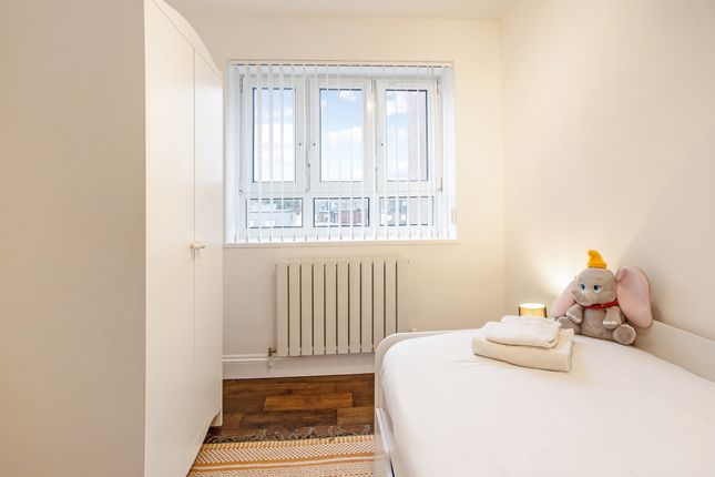 Flat to rent in Barclay Close, Cassidy Road, London