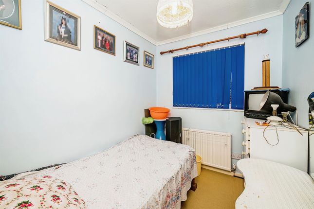 End terrace house for sale in Northmead Road, Slough
