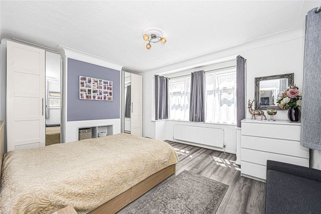 12, Emerald Gardens, Dagenham photo 4