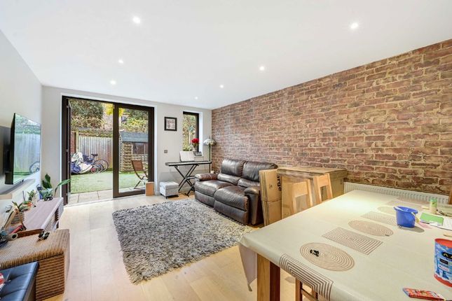 3, Baltic Avenue, Brentford photo 2