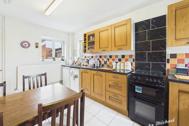4 Upton Road, Aylesbury photo 4