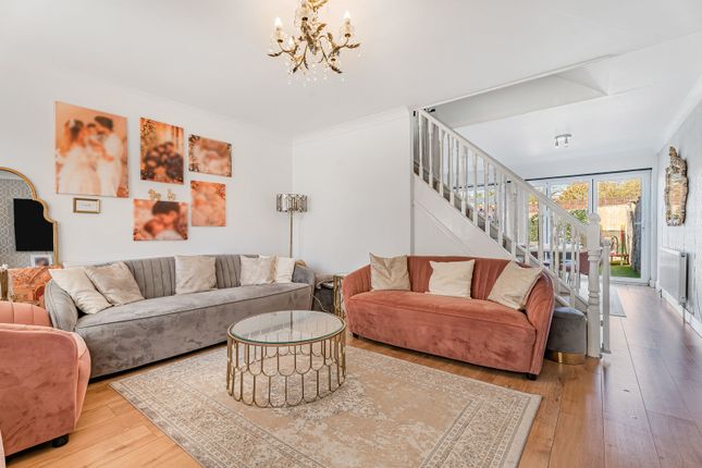 4, Falcon Way, Surrey photo 4