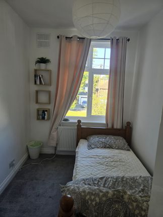 Room to rent in Fernside Avenue, London